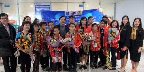 Ban Giám hiệu Trường THCS Cầu Giấy, Trường tiểu học Lý Thái Tổ và lãnh đạo Phòng GD&ĐT Cầu Giấy đón học sinh đạt thành tích cao Kỳ thi Toán học quốc tế tại Thái Lan 