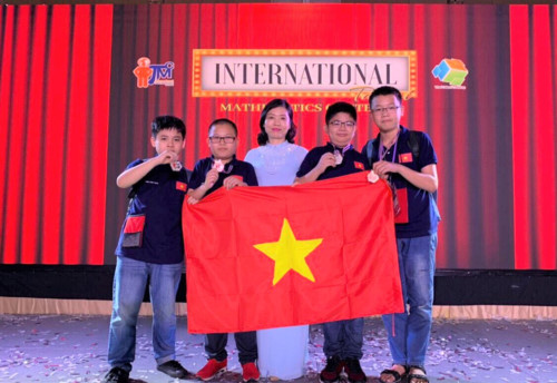 Cô Chu Thị Xuân Hường và các học sinh của Trường THCS Tân Định (Hoàng Mai, Hà Nội) trong Lễ trao giải Kỳ thi Tìm kiến tài năng toán học trẻ quốc tế 