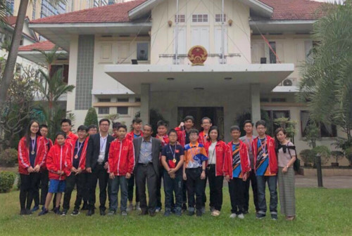 Đoàn học sinh cùng lãnh đạo GMaths báo cáo kết quả tại Đại sứ quán Việt Nam tại Thái Lan trong kỳ thi Toán quốc tế ITMC2019